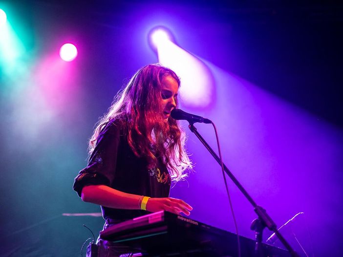 Chvrches: una nuova versione live di &quot;Down Side of Me&quot; - VIDEO