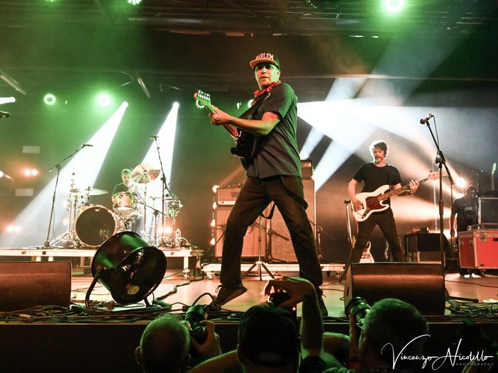 Tom Morello e Serj Tankian ricordano Andy Gill con una cover dei Gang of Four. Ascolta Tom Morello e Serj Tankian ricordano Andy Gill con una cover dei Gang of Four. Ascolta