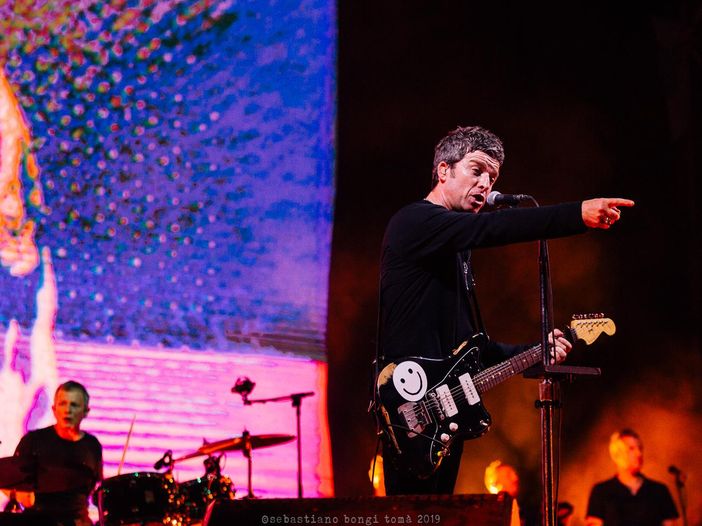 Noel Gallagher suona alla Manchester Arena, si commuove e suo fratello lo attacca sui social - VIDEO Noel Gallagher suona alla Manchester Arena, si commuove e suo fratello lo attacca sui social - VIDEO