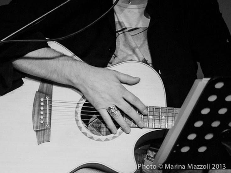 Ron festeggia in televisione i suoi trent&apos;anni di musica
