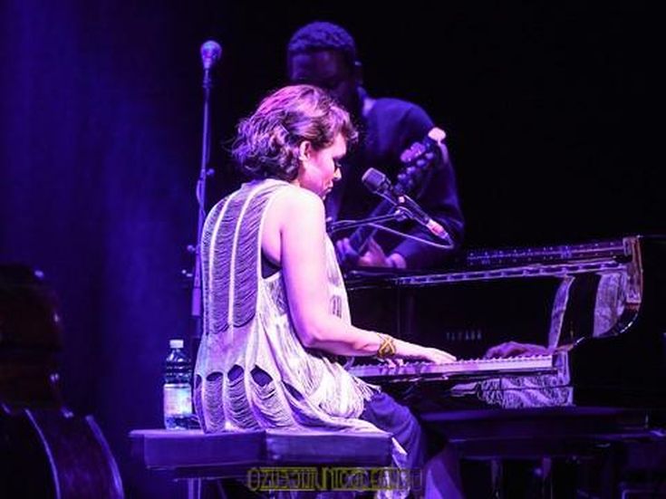 Norah Jones sul palco con Ringo Starr in un club di New York