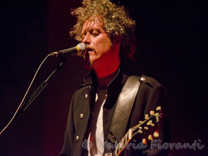 Niccolò Fabi in un mondo di sentimenti che non sbocciano in amore Niccolò Fabi in un mondo di sentimenti che non sbocciano in amore