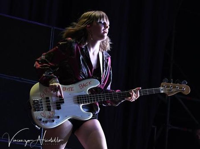 Maneskin, siparietto alla tv russa. Il batterista: &quot;Vorrei tornare a Woodstock&quot;. La bassista: &quot;A fatte le canne?&quot;