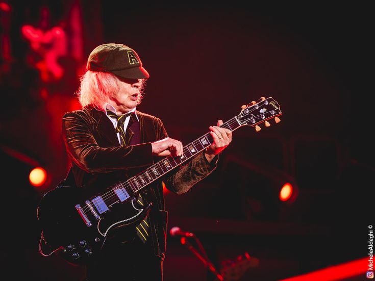 Classifiche UK: AC/DC primi per la prima volta dopo 28 anni