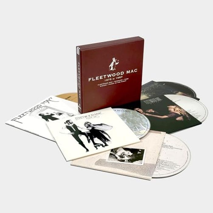 https://images.rockol.it/0_axgPc7qS6CyNY3IqtW_Epc2NE=/700x0/smart/rockol-img/img/foto/upload/fleetwood-mac-1975-to-1987-fleetwood-mac-cover-ts1738378277.jpg