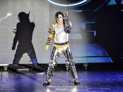Diminuiscono vistosamente le entrate di Michael Jackson, e lui &apos;taglia&apos;
