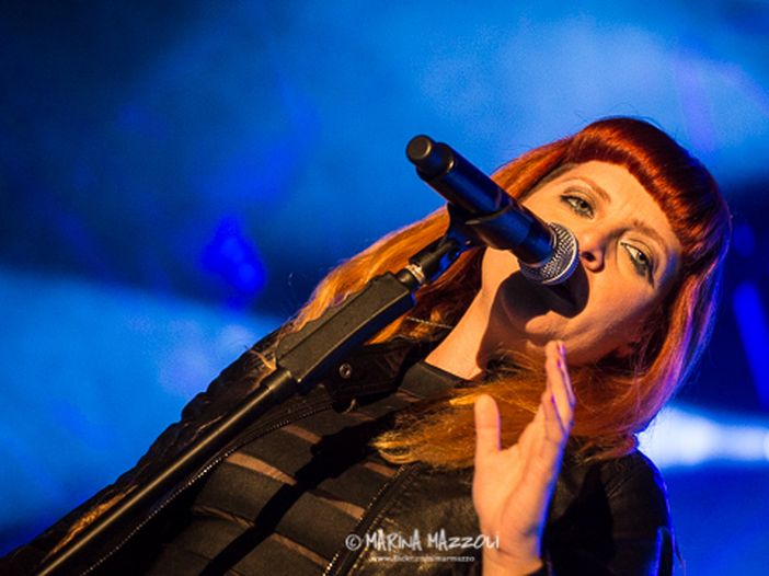 Sanremo 2016: Noemi, Arisa, Ruggeri, Fornaciari e Bluvertigo con i colori dell&#039;arcobaleno sul palco