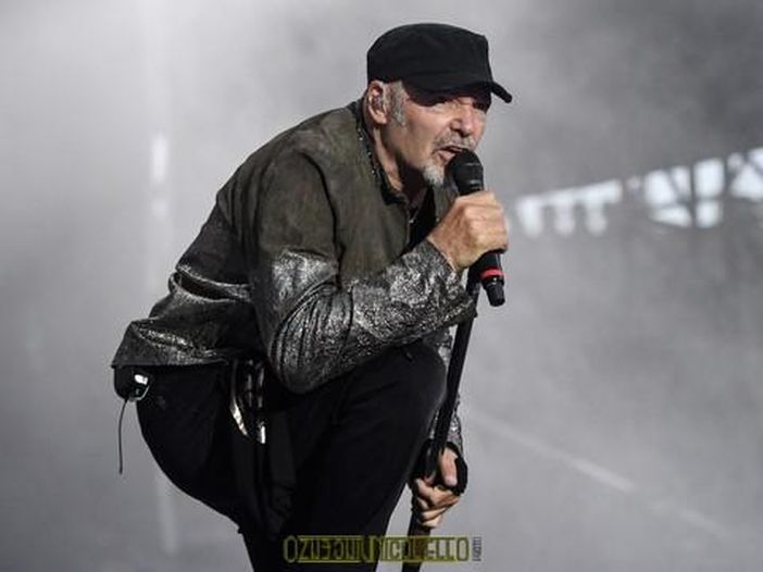 Vasco Rossi scrive la 'definizione d'autore' di 'spericolato' per il dizionario Zingarelli 2019 Vasco Rossi scrive la 'definizione d'autore' di 'spericolato' per il dizionario Zingarelli 2019