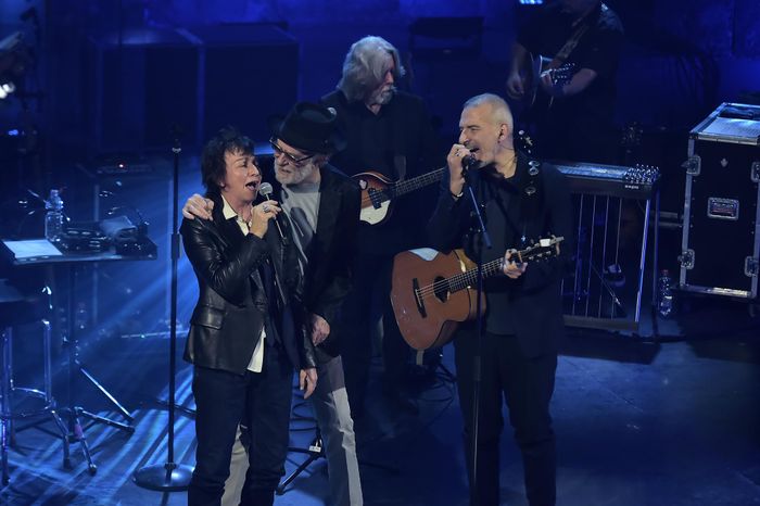 https://images.rockol.it/1-h_FhIbMmnAN2Iuu034yF984IU=/700x0/smart/rockol-img/img/foto/upload/francesco-de-gregori-pacifico-e-gianna-nannini-foto-di-mauro-pomati-5.jpg https://images.rockol.it/1-h_FhIbMmnAN2Iuu034yF984IU=/700x0/smart/rockol-img/img/foto/upload/francesco-de-gregori-pacifico-e-gianna-nannini-foto-di-mauro-pomati-5.jpg