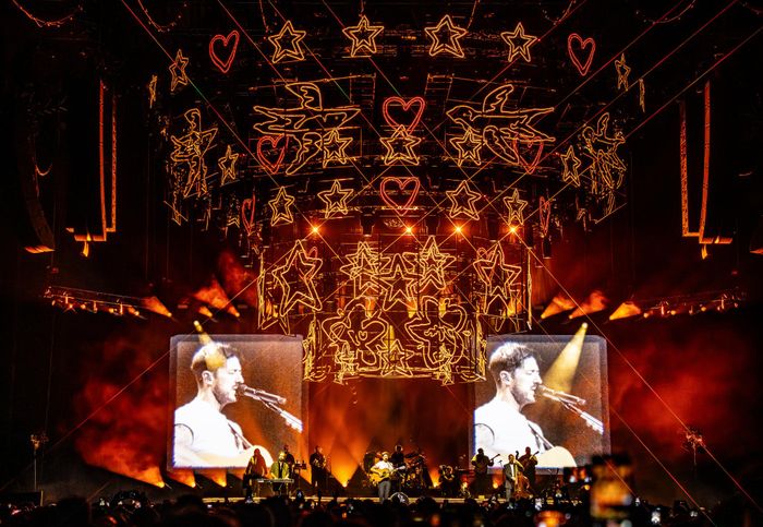 https://images.rockol.it/1BH7DRh7YDPt2fK_WOvNRzvcR2A=/700x0/smart/rockol-img/img/foto/upload/mumford-son-19-11-2025-unipolarenabo.jpg