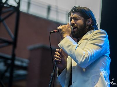 Arctic Monkeys, ancora problemi alla gola per Alex Turner: salta un&apos;altra data