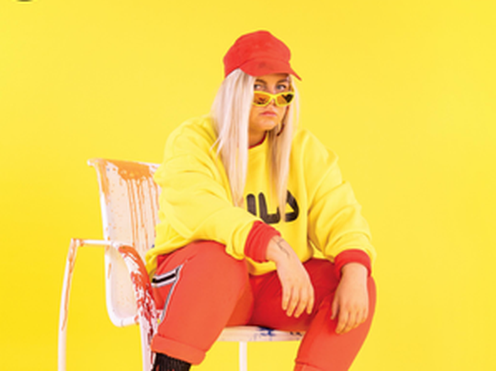 Chi &egrave; Tones and I: la storia della sua &#039;Dance Monkey&#039;. Video