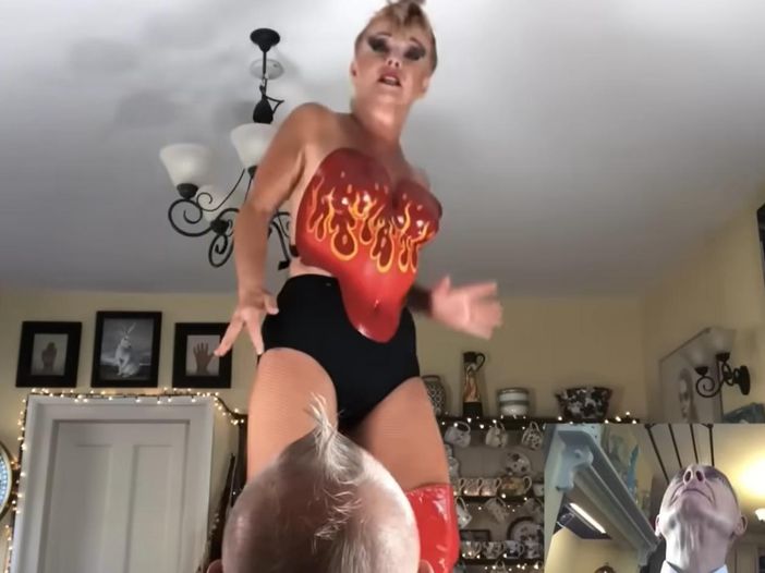 Quando la punk Toyah prese un t&egrave; con i reali britannici