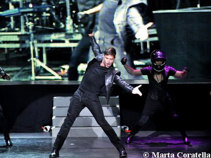 Piovono le polemiche su Ricky Martin: 'La vita non si compra'