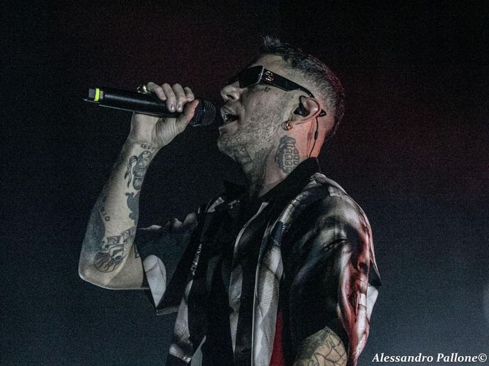 Emis Killa: l&rsquo;inedito &lsquo;Il king&rsquo; per la colonna sonora de &lsquo;I 2 soliti idioti&rsquo;