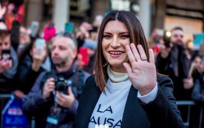 15 dicembre 2018 - Laura Pausini incontra i fan in Piazza Duomo a Milano