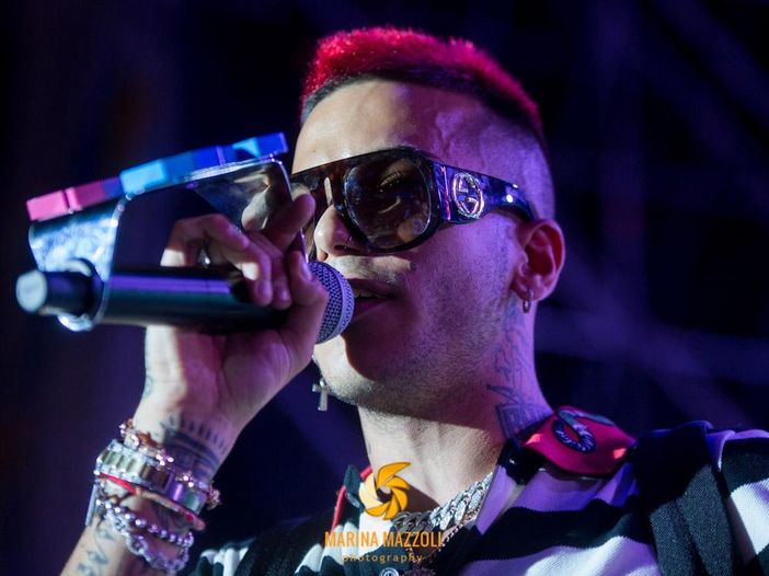 Un ricoverato al concerto di Sfera Ebbasta: spray al peperoncino