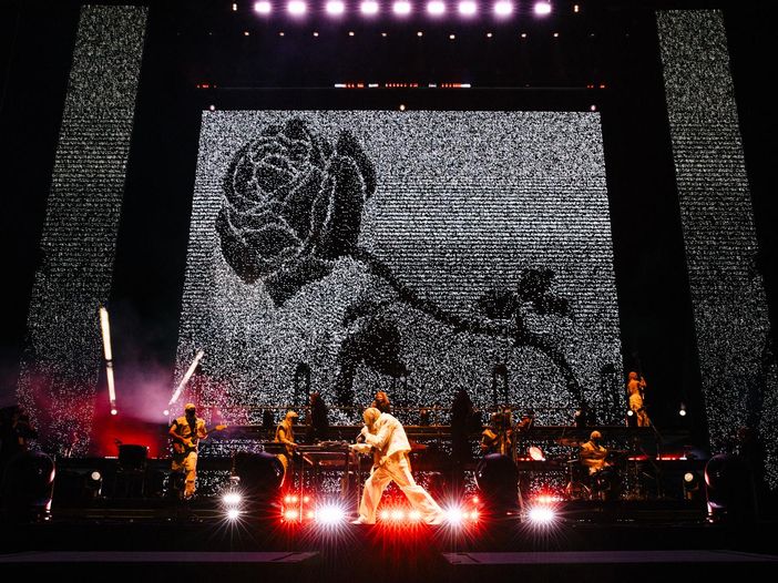 Liberato al Circo Massimo: "Facimmo nu burdell, stamm' a Roma" Liberato al Circo Massimo: "Facimmo nu burdell, stamm' a Roma"