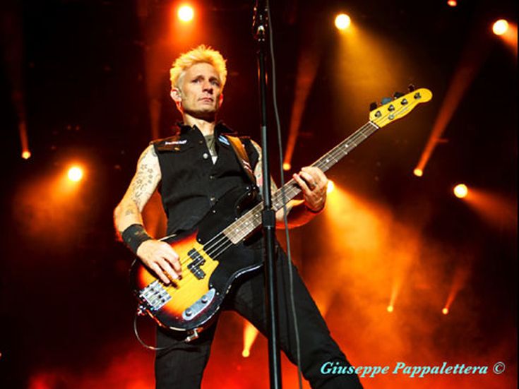 Las Vegas, tagliato lo show dei Green Day. E loro sfasciano le chitarre