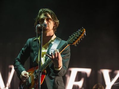 Josh Homme e gli Arctic Monkeys suonano insieme a Los Angeles: guarda il video