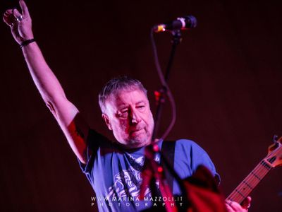 Peter Hook (ex Joy Division) firma autografi per il nuovo libro