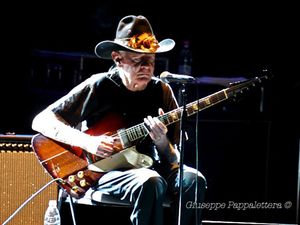Johnny Winter e Billy Gibbons (ZZ Top) insieme per &apos;Where can you be&apos; - ASCOLTA