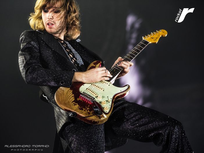I Maneskin festeggiano il Natale e il 2021 nudi, bagnati (e con gatti)