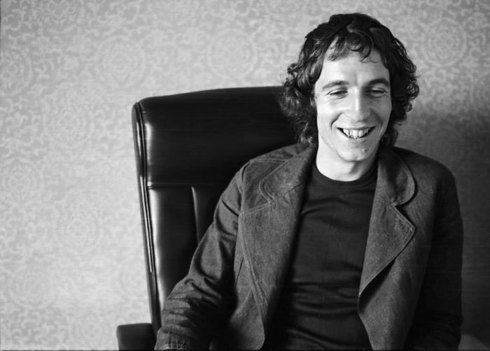 https://images.rockol.it/3gJWsNclGjiMBB3jQvCt4wxsswg=/700x0/smart/rockol-img/img/foto/upload/03-rino-gaetano-roma-1977-toni-occhiello.jpg