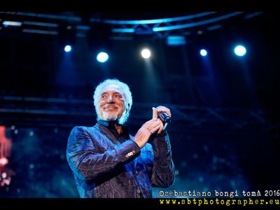 Tom Jones scrive e canta se stesso: 'L'idea me l'ha data Bono'