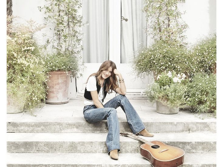 Critica francese contro Carla Bruni: &apos;Brutta la cover di Bowie&apos;