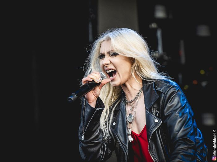 La crew degli AC/DC ha fatto un regalo a Taylor Momsen