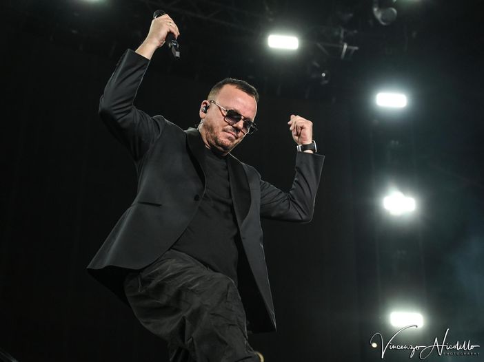 Forfait di Gigi D&#039;Alessio al concerto di Milano: &#039;Faccio musica non politica&#039;