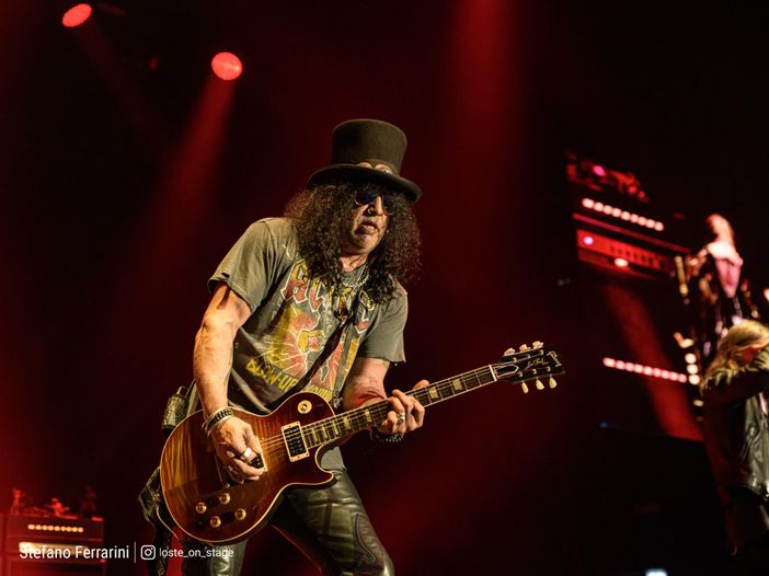 Slash interpreta dal vivo brani di Jimi Hendrix e Bob Dylan