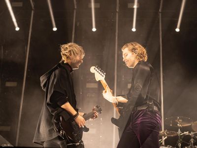 Arrestati i 5 Seconds of Summer (ma solo sulla copertina di &apos;Good girls&apos;) - FOTO