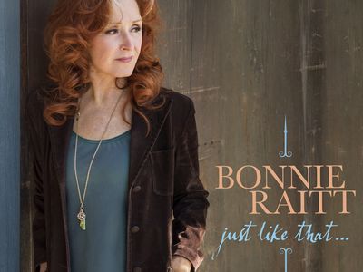 Joan Baez e Bonnie Raitt salgono su un albero