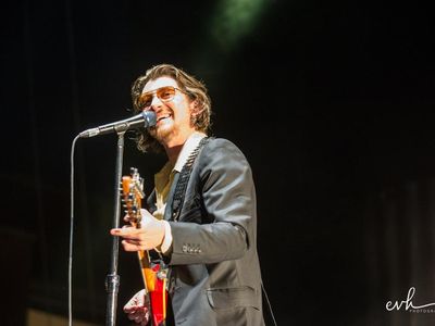 Arctic Monkeys, ancora problemi alla gola per Alex Turner: salta un&apos;altra data