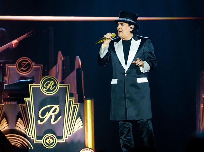 Renato Zero: 14 canzoni nella prima puntata dello show tv 