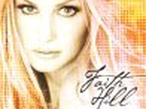 Faith Hill, stella dalla musica country, posa per una ditta di cosmetici
