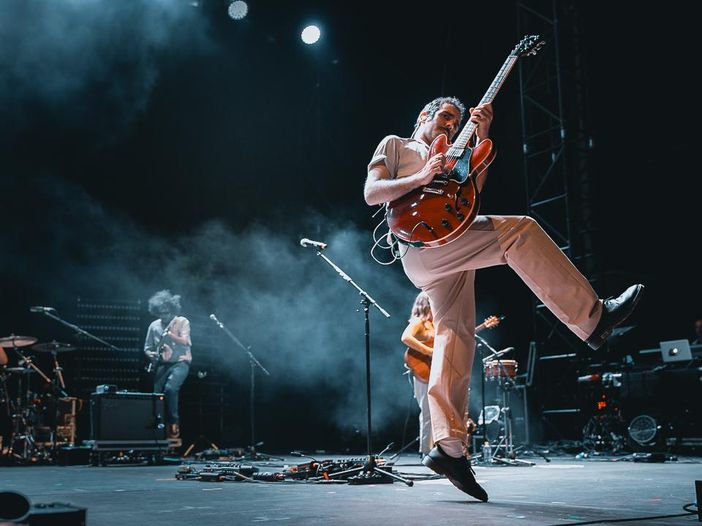 Colapesce e Dimartino cantano &lsquo;Se mi lasci non vale&rsquo; per rispondere alle critiche contro &lsquo;Musica leggerissima&rsquo;: video