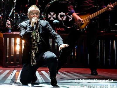 Simple Minds: Jim Kerr&lt;br&gt;racconta canzone per canzone&lt;br&gt;le cover di &apos;Neon lights&apos;