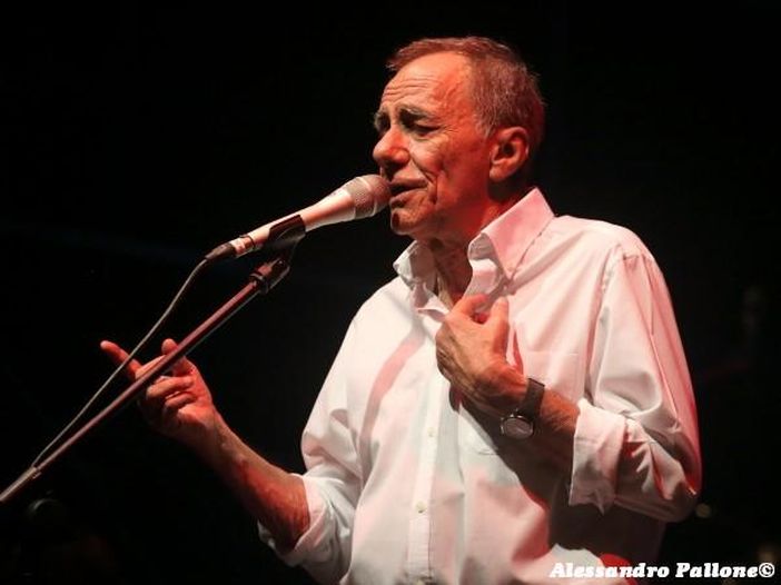 Sanremo 2011: Roberto Vecchioni vince il premio della critica e delle Radio-TV