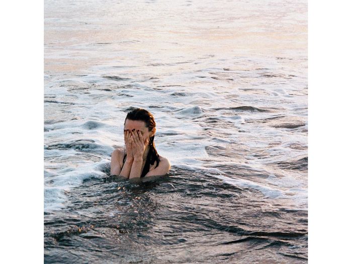 https://images.rockol.it/5dwc8BT_LmqjRJtQ-osbZThn1S0=/700x0/smart/rockol-img/img/foto/upload/kinghannah-bigswimmer-1000px-kopie.jpg https://images.rockol.it/5dwc8BT_LmqjRJtQ-osbZThn1S0=/700x0/smart/rockol-img/img/foto/upload/kinghannah-bigswimmer-1000px-kopie.jpg