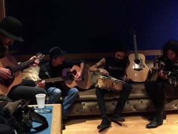 Zen Circus - &ldquo;Appesi alla luna&rdquo;, dal vivo in esclusiva per Rockol