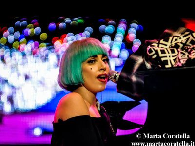 Lady GaGa disorientata sul palco. &apos;Stanca e disidratata&apos;, dice il promoter