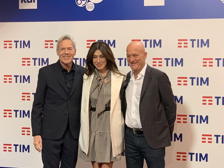 Sanremo 2011, esce &apos;Nata per unire&apos;: l&apos;Italia cantata dagli artisti del Festival