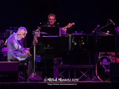 Costello e Dionne Warwick cantano in onore di Bacharach e David