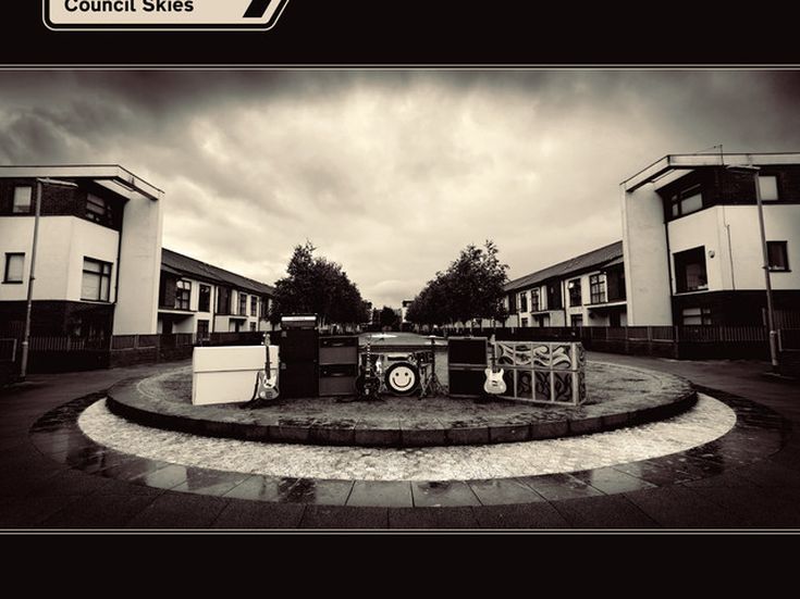 Il Manchester City vince il campionato, Noel Gallagher in campo esulta - FOTO