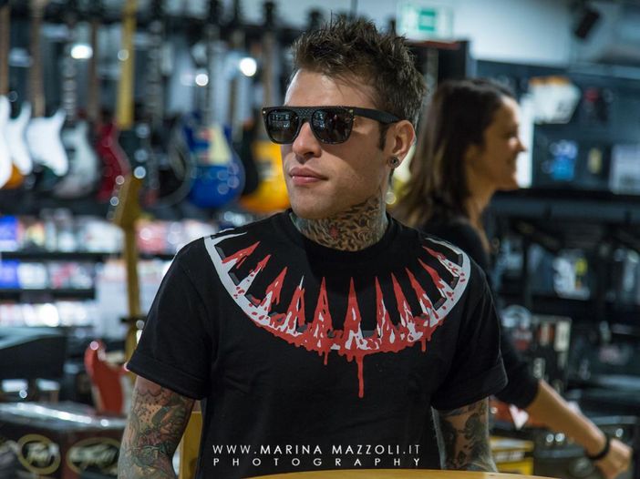 Fedez denuncia: &quot;Il ministero ha dichiarato fuorilegge la copertina di &quot;Pop-Hoolista&quot; - VIDEO