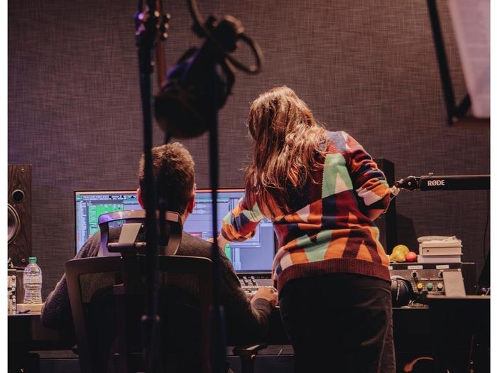 https://images.rockol.it/6RLjK44w8r2MBnZPNqfJH2iXcg8=/700x0/smart/rockol-img/img/foto/upload/creminini-ed-elisa-al-lvoro-insieme-in-studio.2025-02-24-13-40-12.JPG
