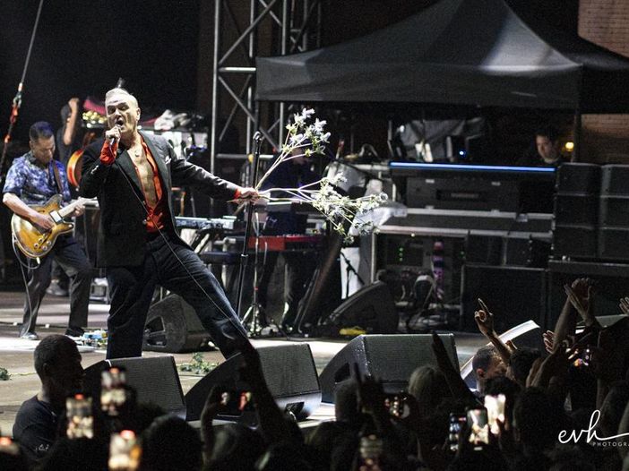 Morrissey insultato da un fan abbandona il palco durante un concerto - VIDEO Morrissey insultato da un fan abbandona il palco durante un concerto - VIDEO